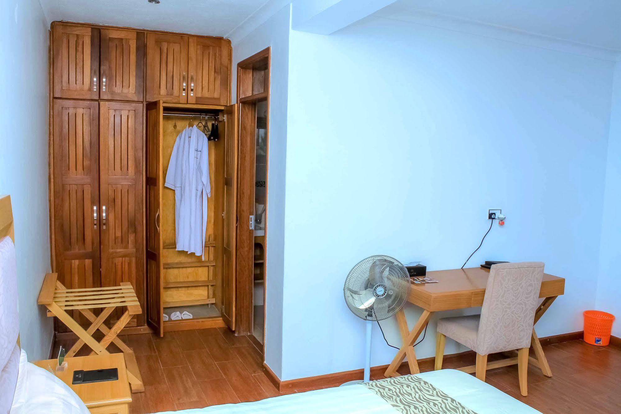 Bed and Breakfast Rosemary Courts Entebbe Exterior foto